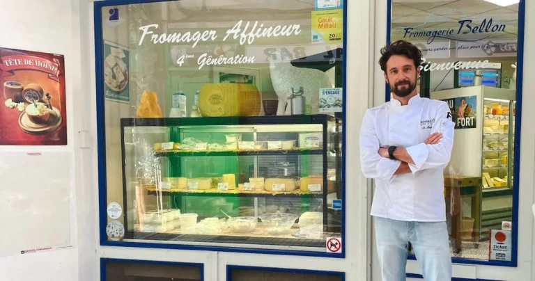 Charles-Henri devant la devanture de la fromagerie Bellon