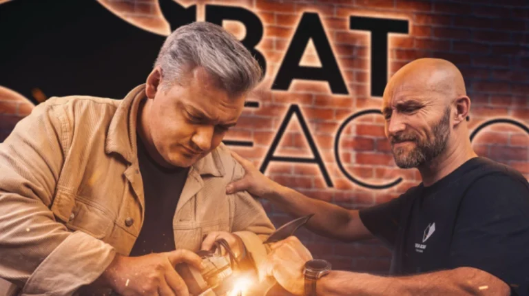 Coeur Acier qui utilisent une meuleuse sur un batarang