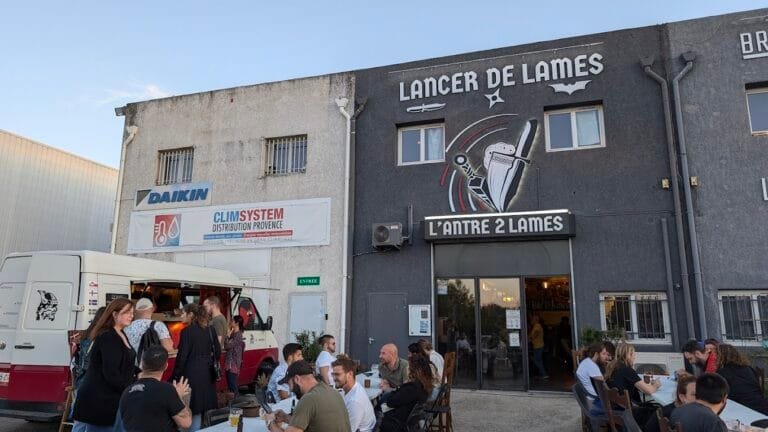 devanture l'antre 2 lames pour promouvoir le code promo