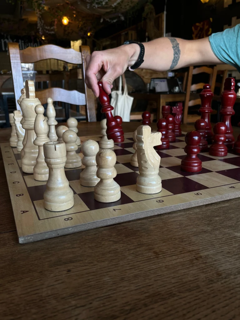 Chessbar, une photo d'une main qui déplace un fou sur un échiquier pour promouvoir